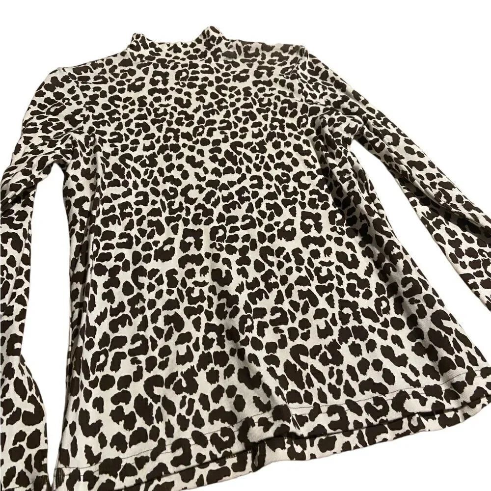 Kim Rogers  size small giraffe print turtle neck perfect like new condition